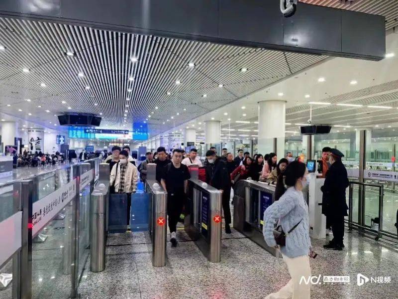广铁通报G3046次车内冒烟：乘客手机被挤碎所致