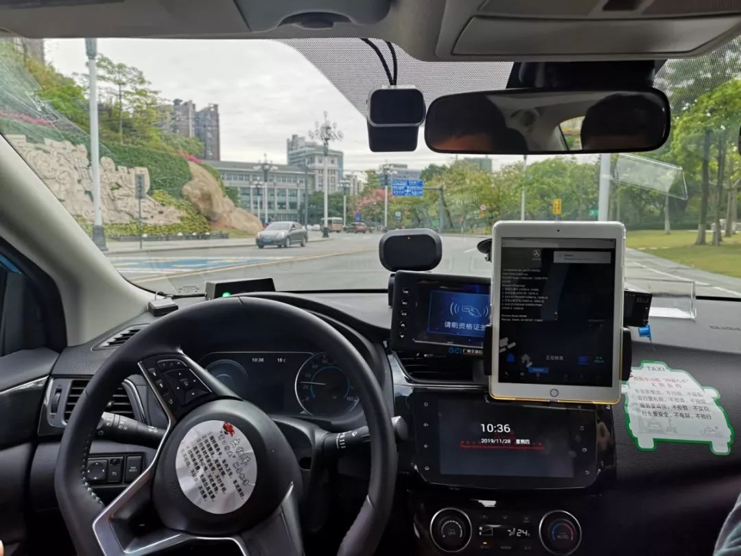 无人自动驾驶出租车夜间停车频繁鸣笛 当地居民苦不堪言