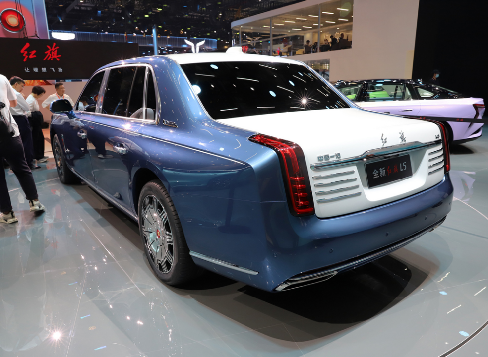 大叔车展上下订800万元红旗国礼顶配：我们这代人有爱国的情怀