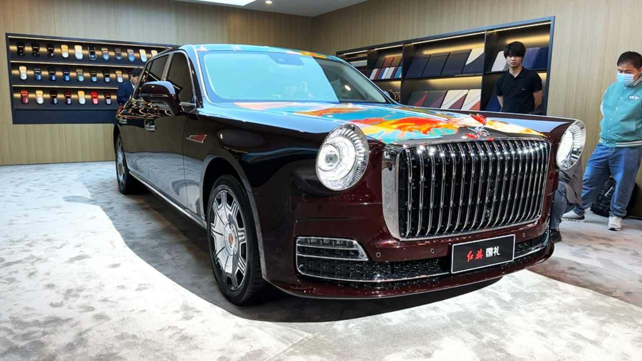 大叔车展上下订800万元红旗国礼顶配：我们这代人有爱国的情怀