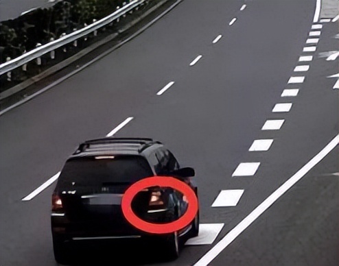 高速夹缝里变道超车致三车连撞 司机：我不认路、要跟上前车